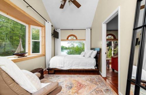 Kabletown Villa | King Suites, Lakefront, Hot Tub, Watercraft