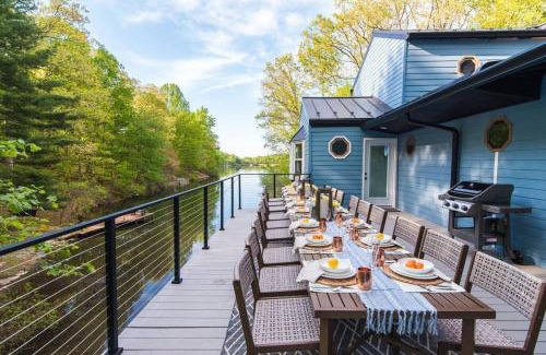 Kabletown Villa | King Suites, Lakefront, Hot Tub, Watercraft