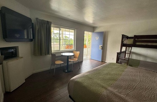 Munras Avenue Hotel | King With BunkBeds Near Downtown Monterey