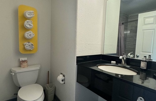 Munras Avenue Hotel | King With BunkBeds Near Downtown Monterey