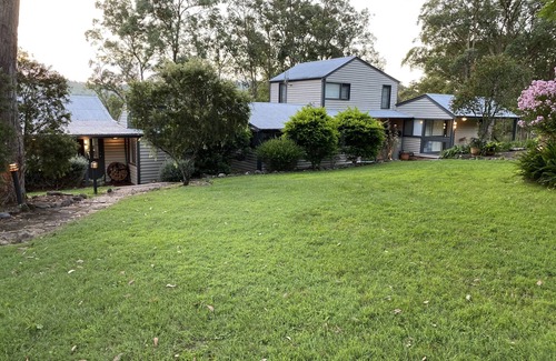 Fosterton House | Kingaley Farmstay Retreat - river side 20 acres of bliss - Pet Friendly!