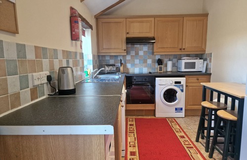 Whitland Cottage | KINGFISHER COTTAGE, pet friendly, with pool in Llanboidy
