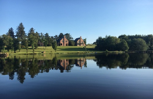 Enniskillen House | Kingfisher Lodge gives guests direct access to Lough Erne and private jetty.