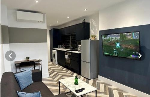 Peterborough Apartment | Kings Gate City Centre Apartments - 1 Bed - WIFI - Videocom Entry - Close to Bus & Train Stations - Professionals, Contractors & Tourist Ready
