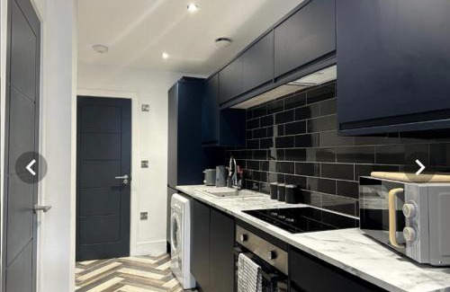 Peterborough Apartment | Kings Gate City Centre Apartments - 1 Bed - WIFI - Videocom Entry - Close to Bus & Train Stations - Professionals, Contractors & Tourist Ready