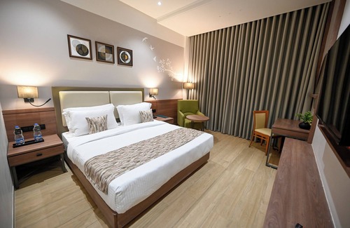 Jamnagar Hotel | Kings Kraft The Park Executive Hotel