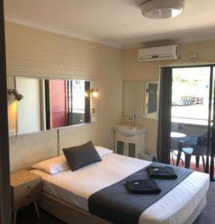 Hamilton House | Kingsford Riverside Inn