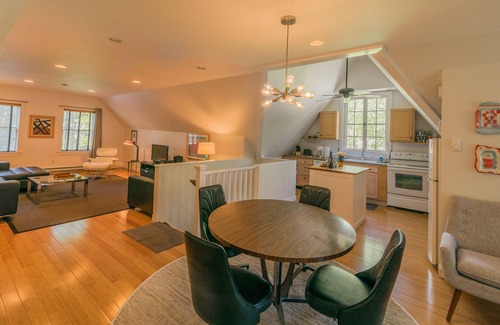 Lincoln Park Apartment | Kingston Carriage House Loft Apartment