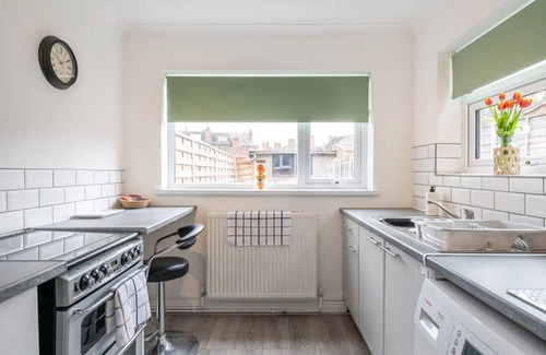 Goole House | Kingsway Property. 4 bed, 5 guests.