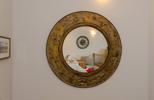 Kinross Apartment | Kinross Residence - sleeps 6 guests in 2 bedrooms