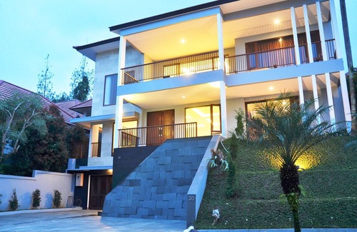 Cigadung Villa | Kirei Mountain View 7BR Villa with a Private Pool