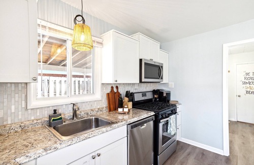 Madison Heights House | ☀️ Kissed by Sunshine ☀️ 3BDR Ranch by Royal Oak & Ferndale - Family Friendly 2TVs