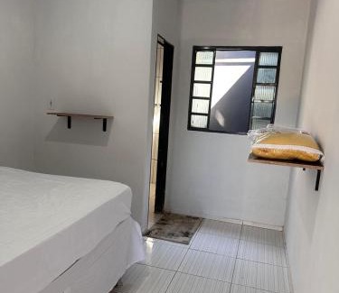 Trindade House | kitinete -01 quarto com cama de casal, banheiro privativo