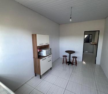 Trindade House | kitinete -01 quarto com cama de casal, banheiro privativo