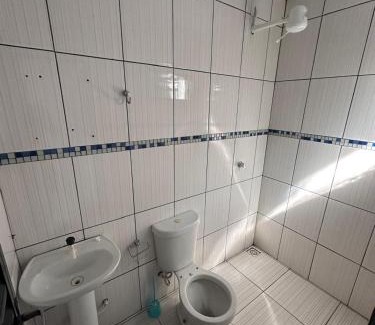 Trindade House | kitinete -01 quarto com cama de casal, banheiro privativo