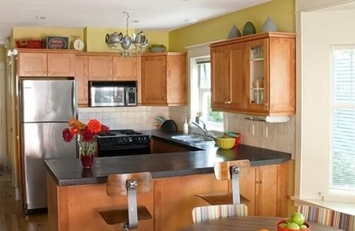 Kitsilano House | Kitsilano 2 BR+Den, 3 BA by UBC, Hospitals, Beach: BOOK BY 08/31 SAVE 500/MONTH