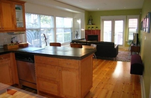 Kitsilano House | Kitsilano 2 BR+Den, 3 BA by UBC, Hospitals, Beach: BOOK BY 08/31 SAVE 500/MONTH