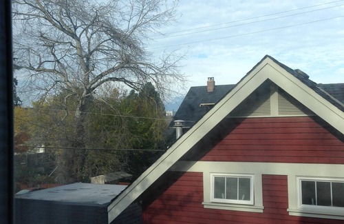 Kitsilano House | Kitsilano 2 BR+Den, 3 BA by UBC, Hospitals, Beach: BOOK BY 08/31 SAVE 500/MONTH