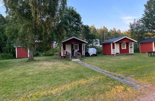 Gnesta Cabin | Klämmingsbergsbadets - STUGA ABBORREN