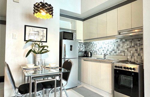 Legazpi Village Condo | KL Tower Spacious Parkview 1BR w/Balcony near Greenbelt Mall Makati