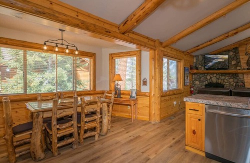 Upper Moonridge House | Klamath Creek Cabin- Peaceful Getaway