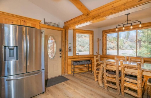 Upper Moonridge House | Klamath Creek Cabin- Peaceful Getaway