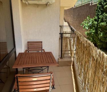 Intsaraki Apartment | Kleine günstige Ferienwohnung im Macon Residenz!