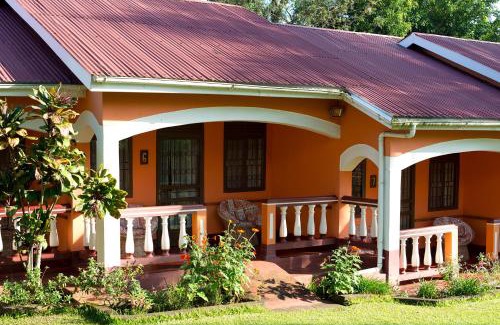 Fort Portal Cabin | Kluges Guest Farm