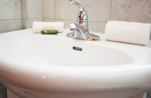 Laurentian Valley Hotel | Knights Inn Colonial Fireside Inn