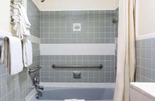 Galax Hotel | Knights Inn Galax