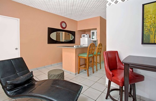 Hallandale Beach Hotel | Knights Inn Hallandale