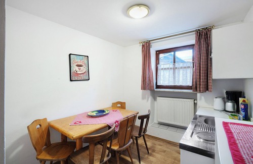 Munchen District Apartment | Knödelhof 'Appartement 12/13' with Shared Terrace and Wi-Fi