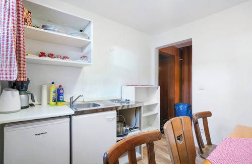 Munchen District Apartment | Knödelhof 'Appartement 12/13' with Shared Terrace and Wi-Fi