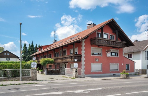 Munchen District Apartment | Knödelhof 'Appartement 12/13' with Shared Terrace and Wi-Fi