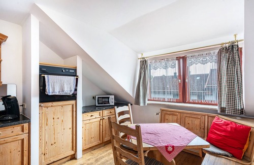 Munchen District Apartment | Knödelhof 'Appartement 4' with Shared Terrace and Wi-Fi