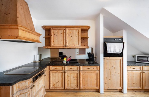 Munchen District Apartment | Knödelhof 'Appartement 4' with Shared Terrace and Wi-Fi