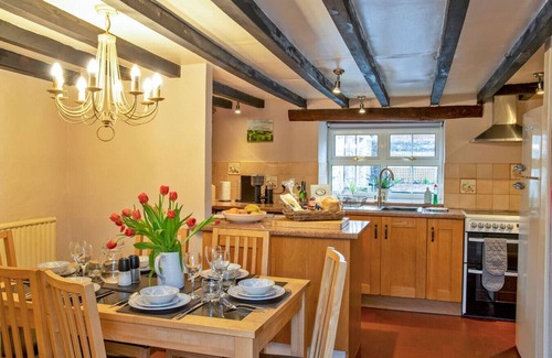 Hartington House | Knowl Cottage - Central Cosy