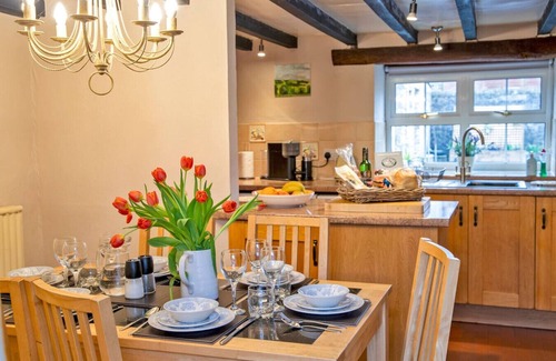 Hartington House | Knowl Cottage - Central Cosy