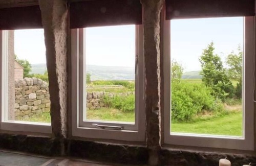 Cragg Vale Cottage | KNOWLE LODGE, pet friendly, character holiday cottage in Cragg Vale