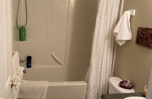 North End House | Knox Mountain Hillside suite nestled between mountains, 5 min from Okanagan Lake