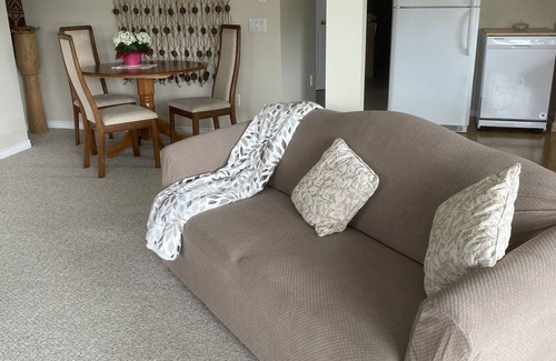 North End House | Knox Mountain Hillside suite nestled between mountains, 5 min from Okanagan Lake