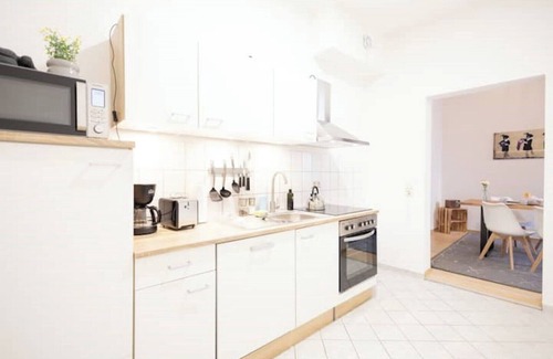 Altstadt Apartment | Ko-Living Space Opera | Suite 12 | Kitchen | Living room | Dart | City center