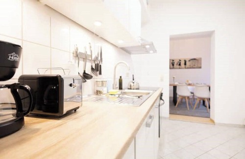 Altstadt Apartment | Ko-Living Space Opera | Suite 12 | Kitchen | Living room | Dart | City center