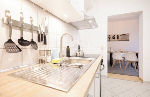 Altstadt Apartment | Ko-Living Space Opera | Suite 12 | Kitchen | Living room | Dart | City center