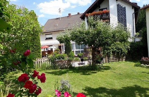 Steinwiesen Apartment | Komfortable 80qm Ferienwohnung mit großem überdachtem Balkon, voll ausgestattete Küche