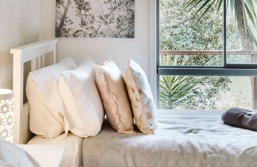 North Maleny House | Kookaburra Cottage - 2 Bedroom, 2 Bathroom Cottage with Lake View