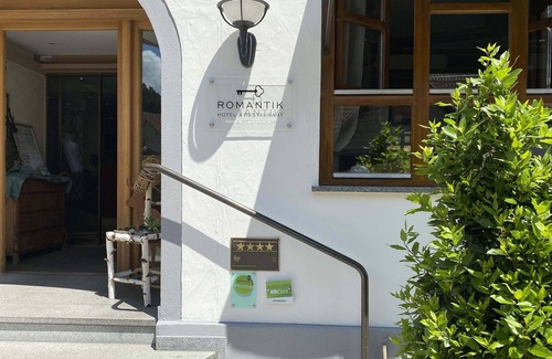Erpfingen Apartment | Kornberg junior suite with balcony, 28 sqm, bathroom with rain shower