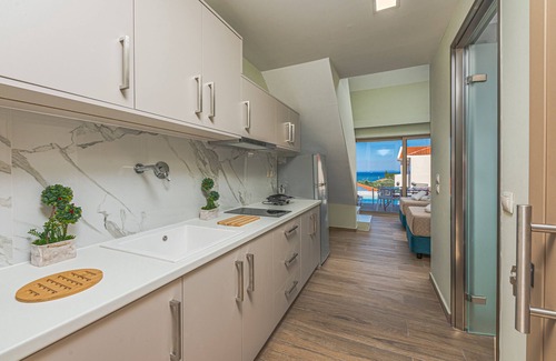Amoudi Apartment | Kozanos Suites with private Pool, 150m from Beach