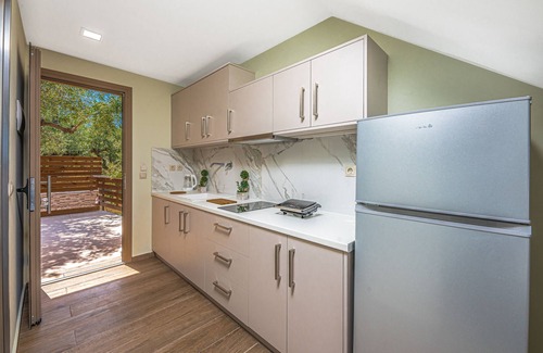 Amoudi Apartment | Kozanos Suites with private Pool, 150m from Beach