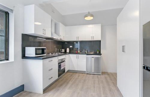Arncliffe Apartment | KOZYGURU ARNCLIFFE SYDNEY AIRPORT LUXURY RENOVATED 3 BED free parking NAR232